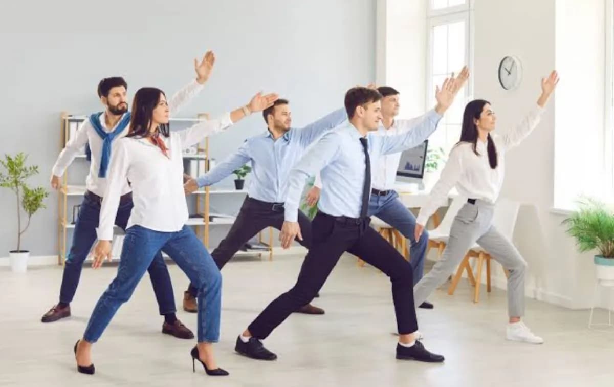 La OMS aboga por rediseñar los entornos laborales para promover pausas activas y ergonomía